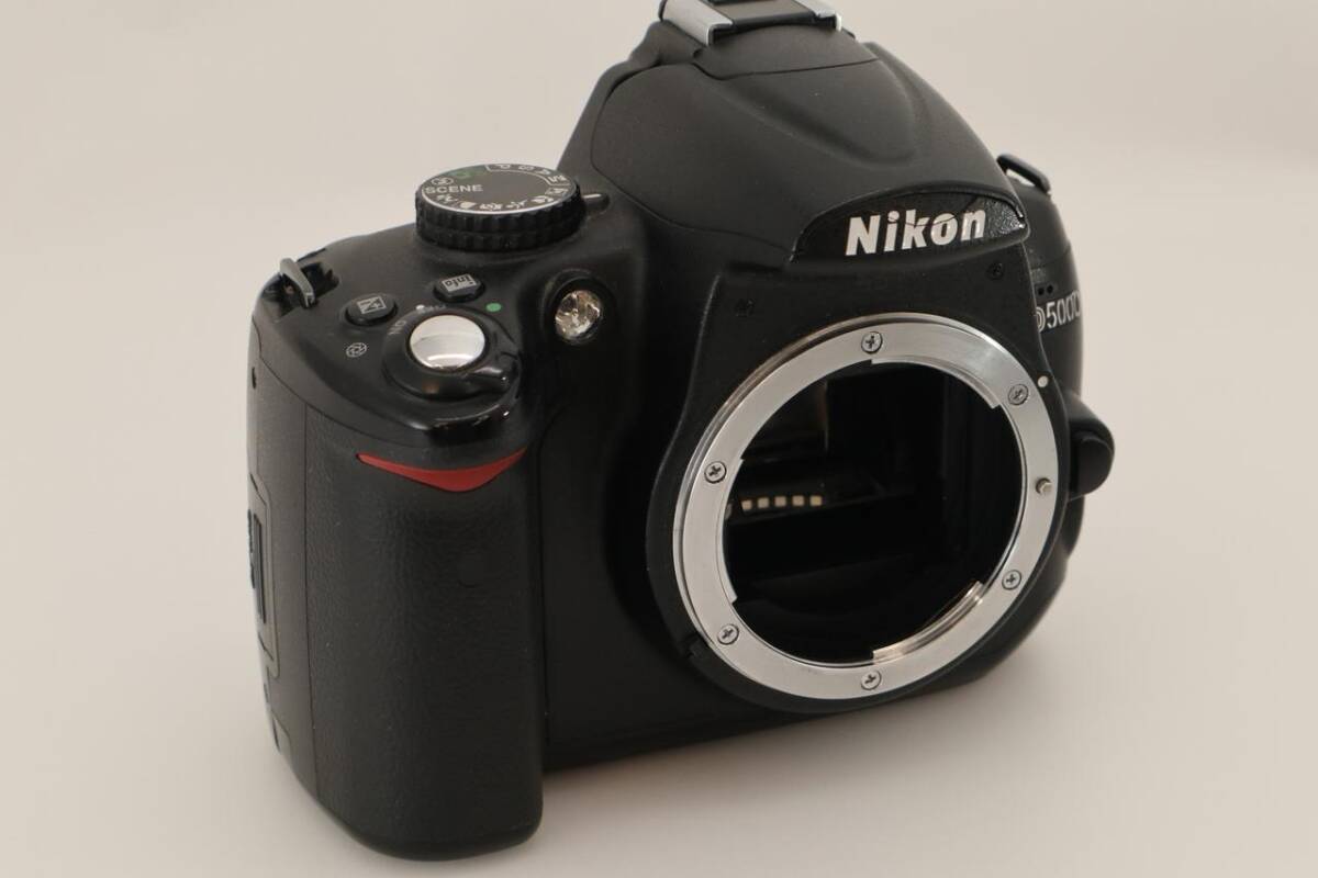 Nikon D5000 12.3 MP DX Digital SLR Camera w 2.7in Vari-angle LCD(97)_画像3
