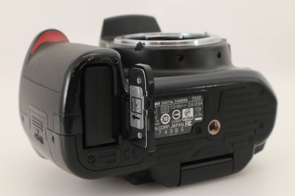 Nikon D5000 12.3 MP DX Digital SLR Camera w 2.7in Vari-angle LCD(97)_画像8