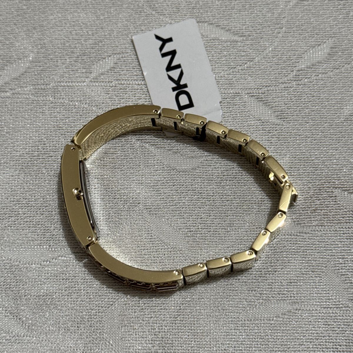 DKNY Donna Karan New York наручные часы 18mm NY8630 не использовался кварц Gold 5