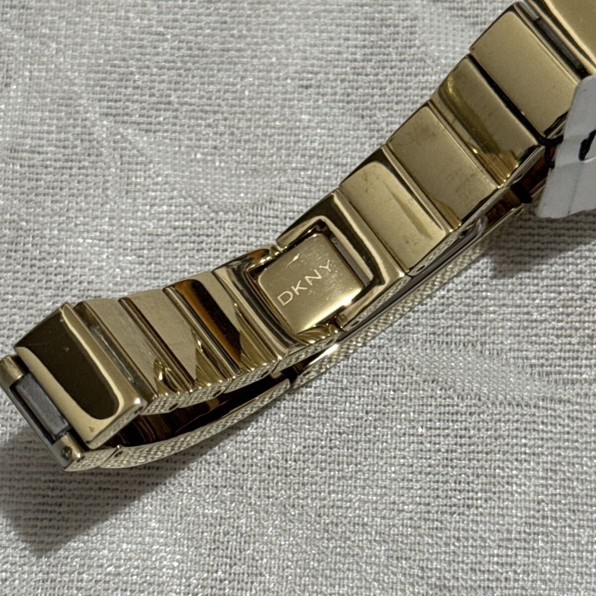 DKNY Donna Karan New York наручные часы 18mm NY8630 не использовался кварц Gold 5