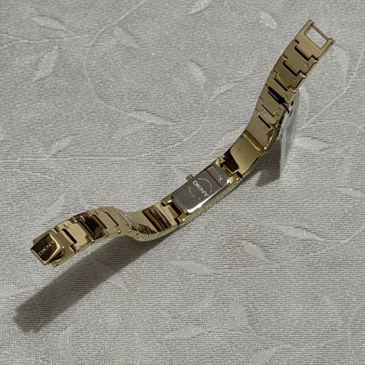 DKNY Donna Karan New York наручные часы 18mm NY8630 не использовался кварц Gold 5