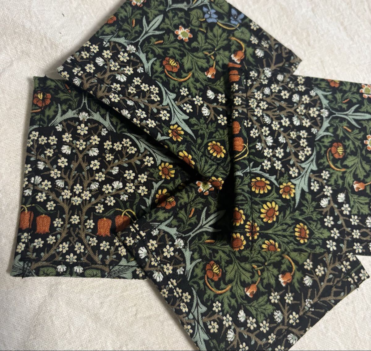 ★送料無料★コースター　4枚セット　ウィリアムモリス　ブラックトーン　リバーシブル　ハンドメイド　_画像2