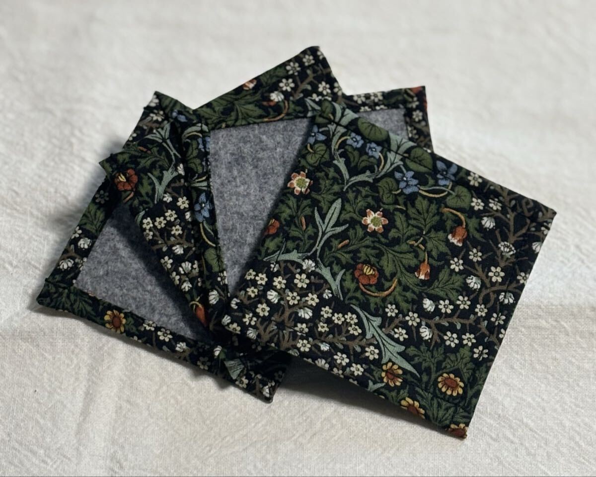 ★送料無料★コースター　4枚セット　ウィリアムモリス　ブラックトーン　リバーシブル　ハンドメイド　_画像1