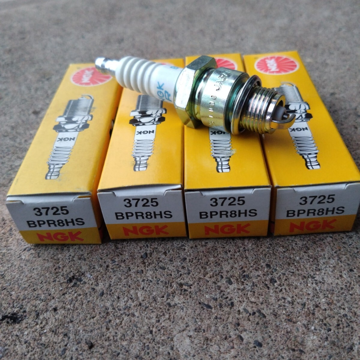 NGK BPR8HS 4本セット 未使用 スパークプラグ_画像2