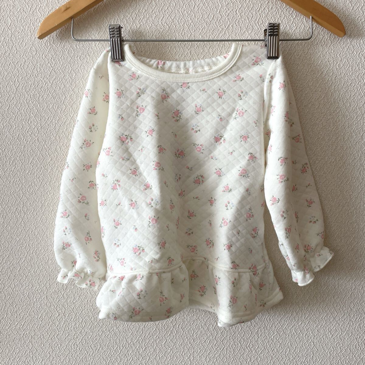 【新品未使用】 100 女の子 長袖 長ズボン 腹巻き付き パジャマ アイボリー 白 ホワイト 花柄 キルト ピンク キッズ_画像4