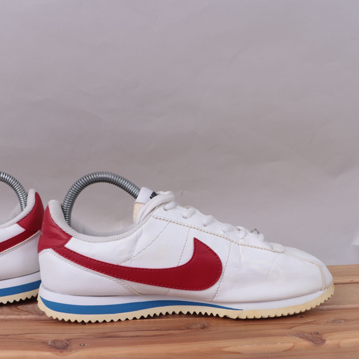 z3234 ナイキ コルテッツ US7Y 25.0cm/白 ホワイト 赤 レッド 水色 NIKE CORTEZ ボーイズ ユースサイズ スニーカー 中古_画像3