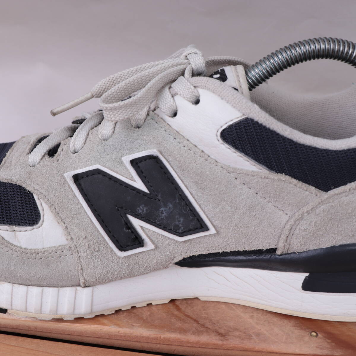 z3399【570】ニューバランス US8.5 26.5cm/灰 グレー 紺 ネイビー 白 newbalance メンズ スニーカー 中古_画像4