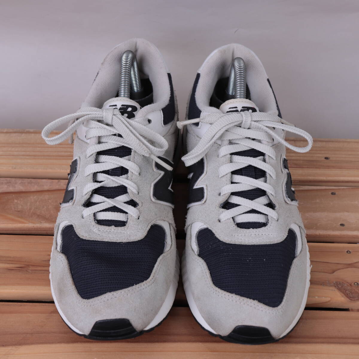 z3399【570】ニューバランス US8.5 26.5cm/灰 グレー 紺 ネイビー 白 newbalance メンズ スニーカー 中古_画像2