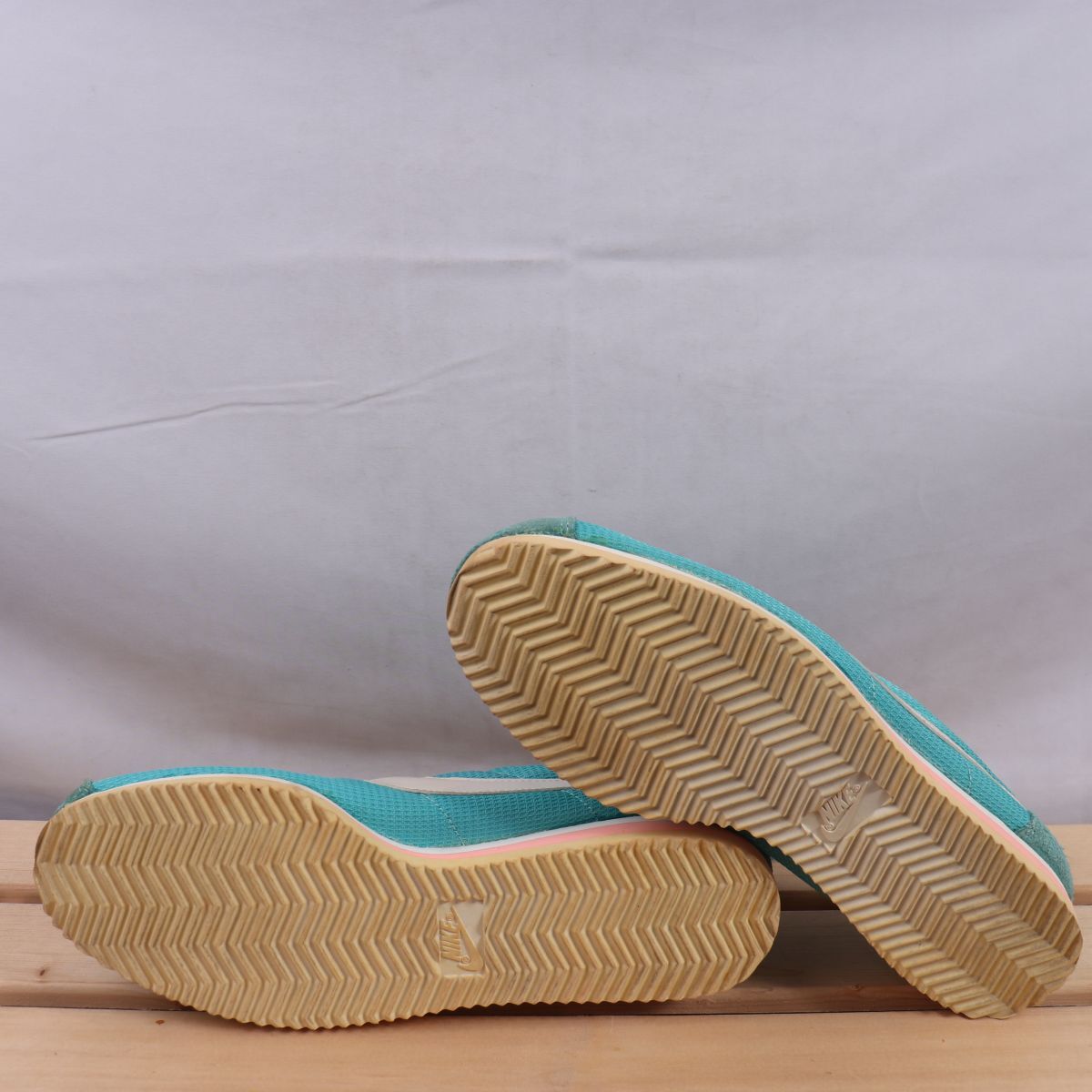 z3382 ナイキ コルテッツ US9 26.0cm/水色 エメラルドグリーン ピンク 白 ホワイト NIKE Cortez レディース スニーカー 中古_画像5