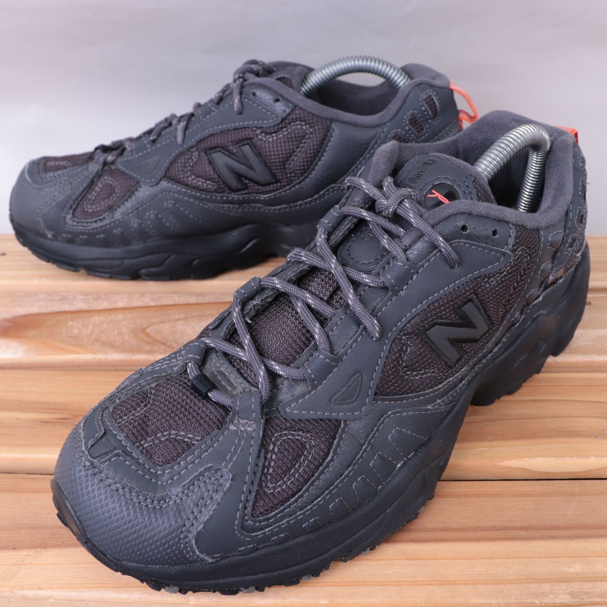 z3518【703】ニューバランス US8 26.0cm/ダークグレー 黒 ブラック newbalance メンズ スニーカー 中古_画像1