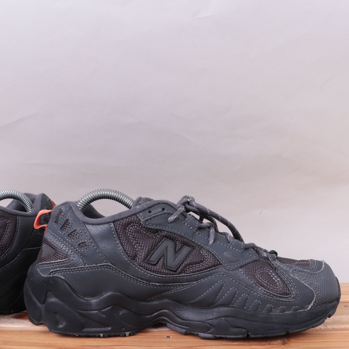 z3518【703】ニューバランス US8 26.0cm/ダークグレー 黒 ブラック newbalance メンズ スニーカー 中古_画像3