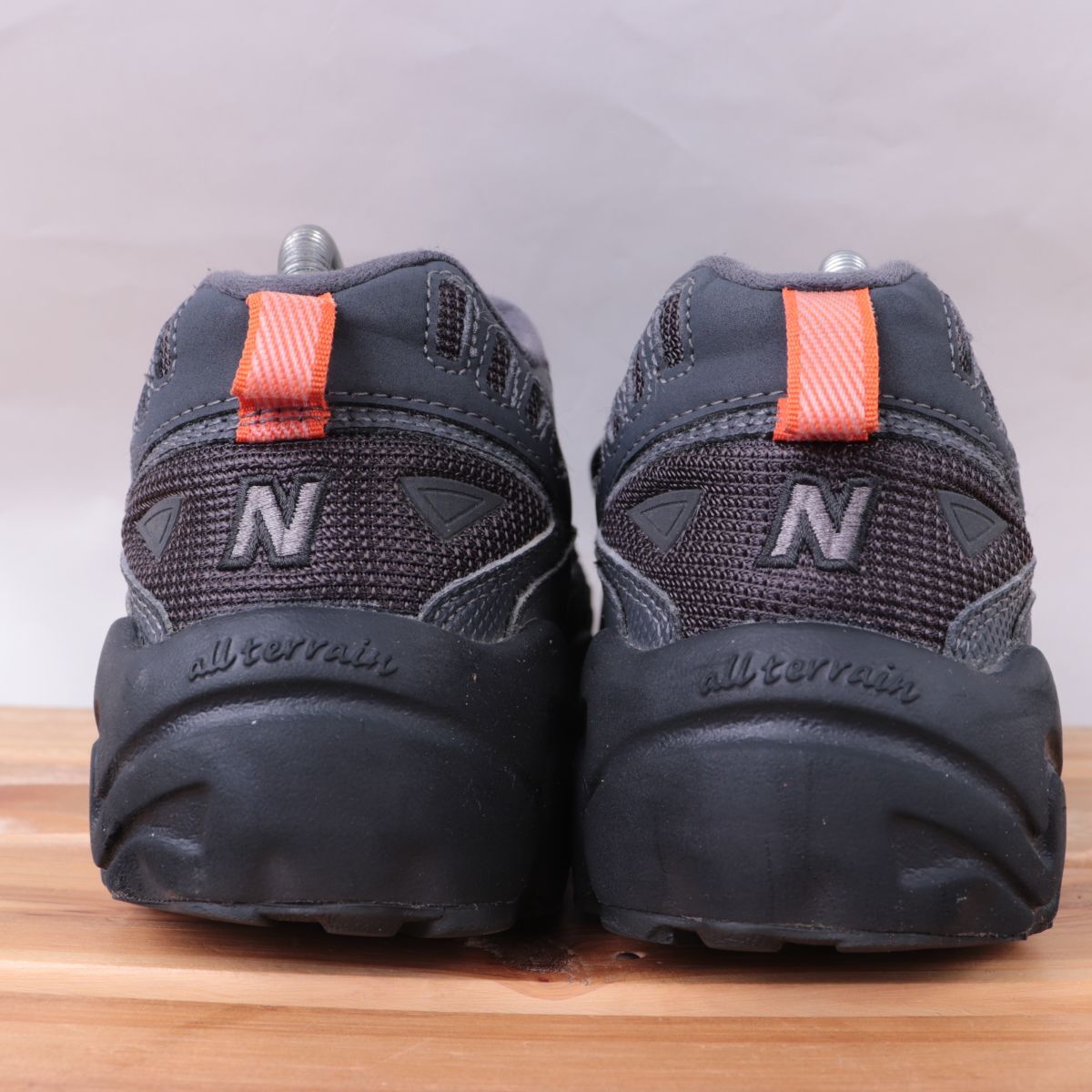 z3518【703】ニューバランス US8 26.0cm/ダークグレー 黒 ブラック newbalance メンズ スニーカー 中古_画像4
