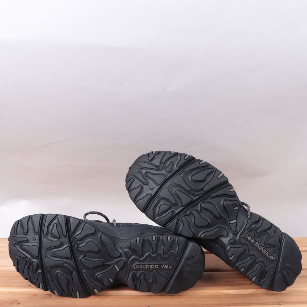 z3518【703】ニューバランス US8 26.0cm/ダークグレー 黒 ブラック newbalance メンズ スニーカー 中古_画像5