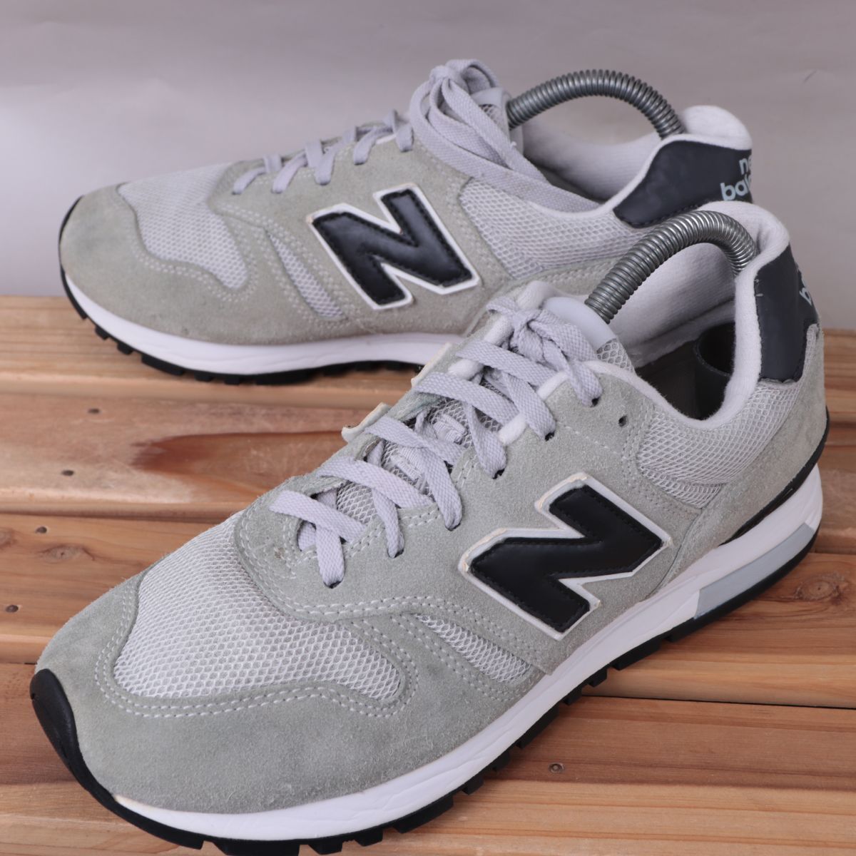z3585【565】ニューバランス US8 26.0cm/ライトグレー 黒 白 newbalance メンズ スニーカー 中古_画像1