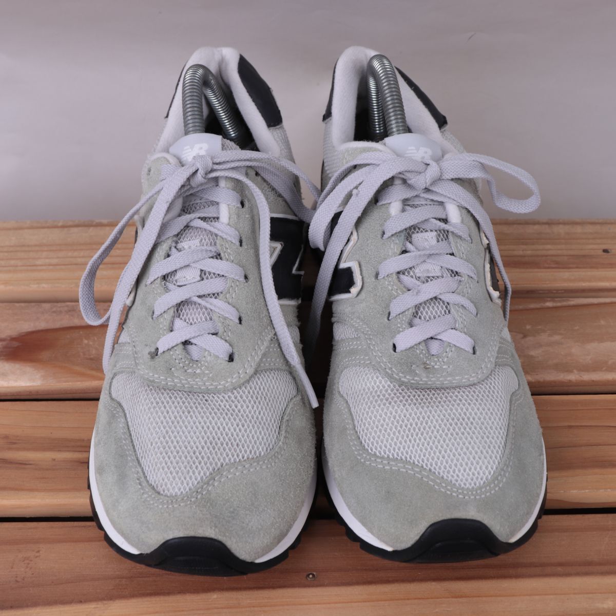 z3585【565】ニューバランス US8 26.0cm/ライトグレー 黒 白 newbalance メンズ スニーカー 中古_画像2