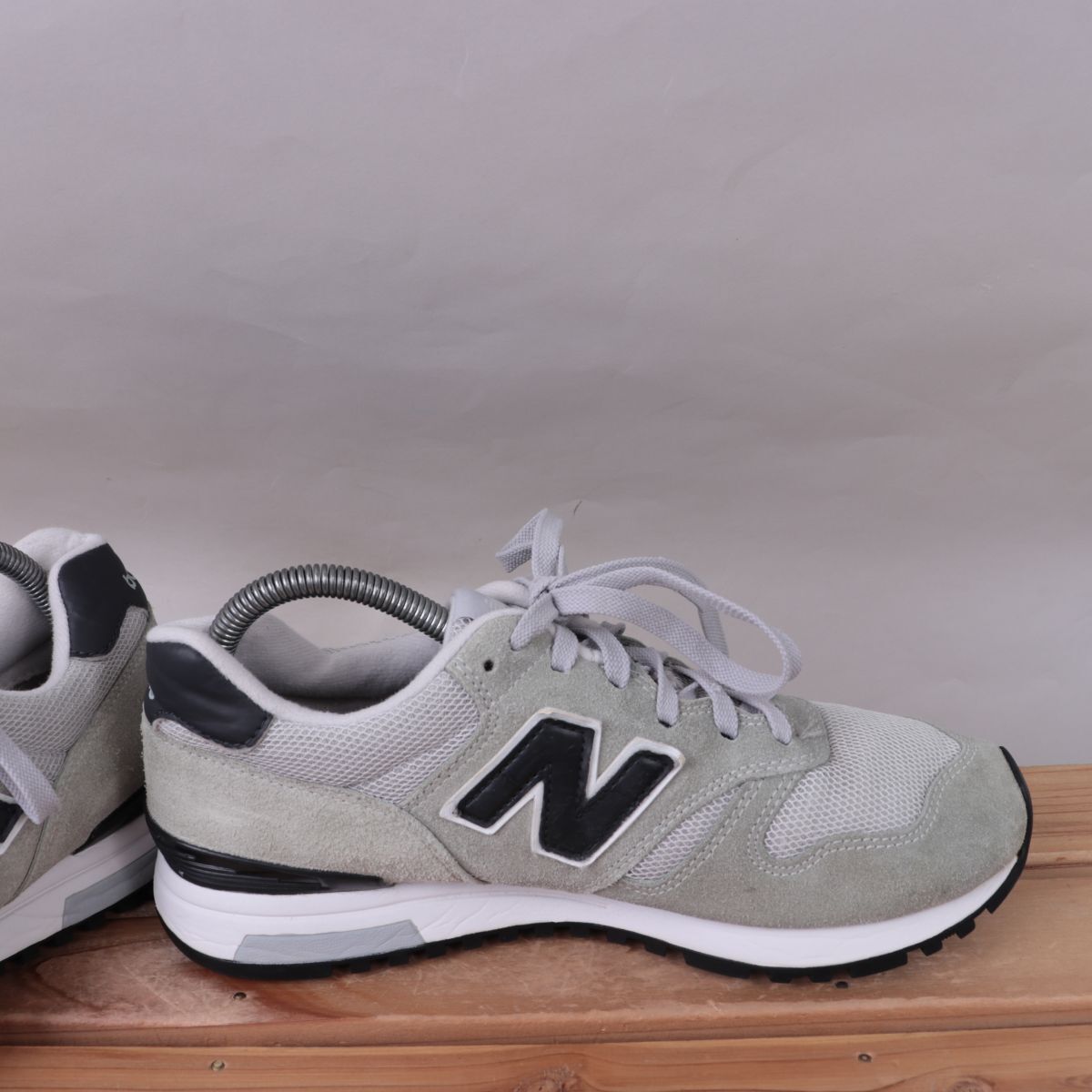 z3585【565】ニューバランス US8 26.0cm/ライトグレー 黒 白 newbalance メンズ スニーカー 中古_画像3