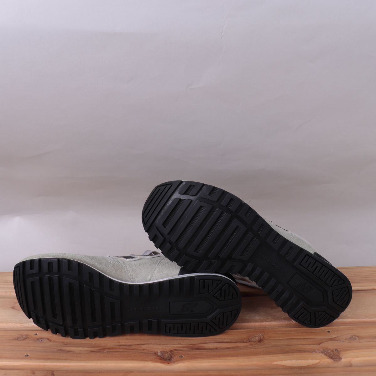 z3585【565】ニューバランス US8 26.0cm/ライトグレー 黒 白 newbalance メンズ スニーカー 中古_画像5