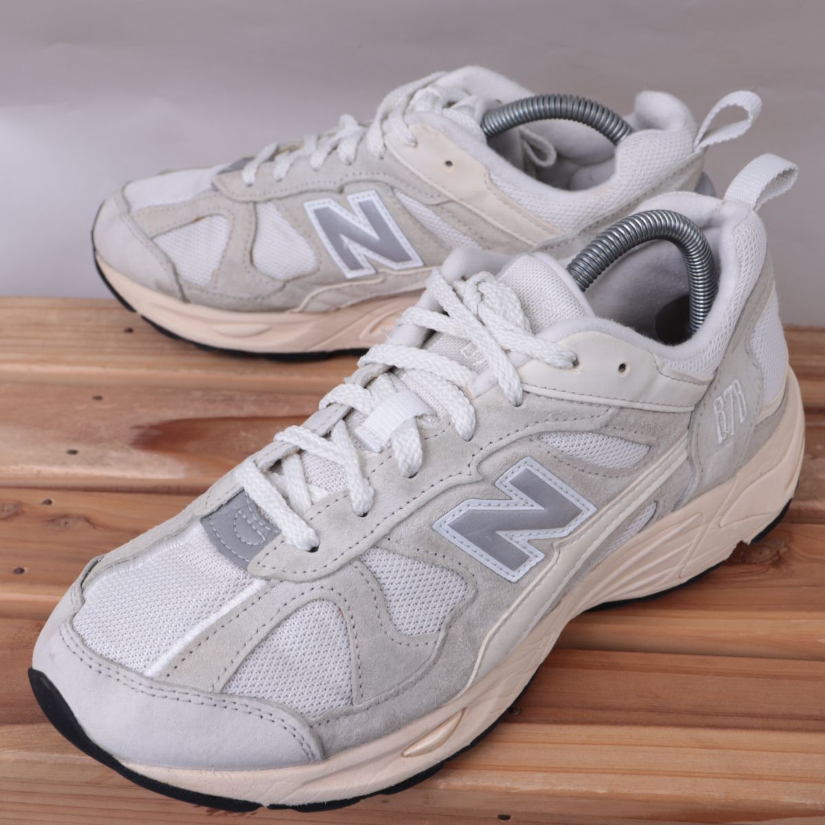 z3626【878】ニューバランス US8.5 26.5cm/ライトグレー 白 ライトベージュ newbalance メンズ スニーカー 中古_画像1