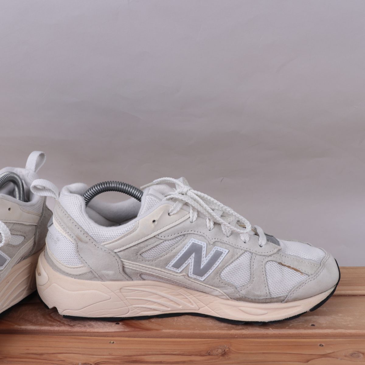 z3626【878】ニューバランス US8.5 26.5cm/ライトグレー 白 ライトベージュ newbalance メンズ スニーカー 中古_画像3