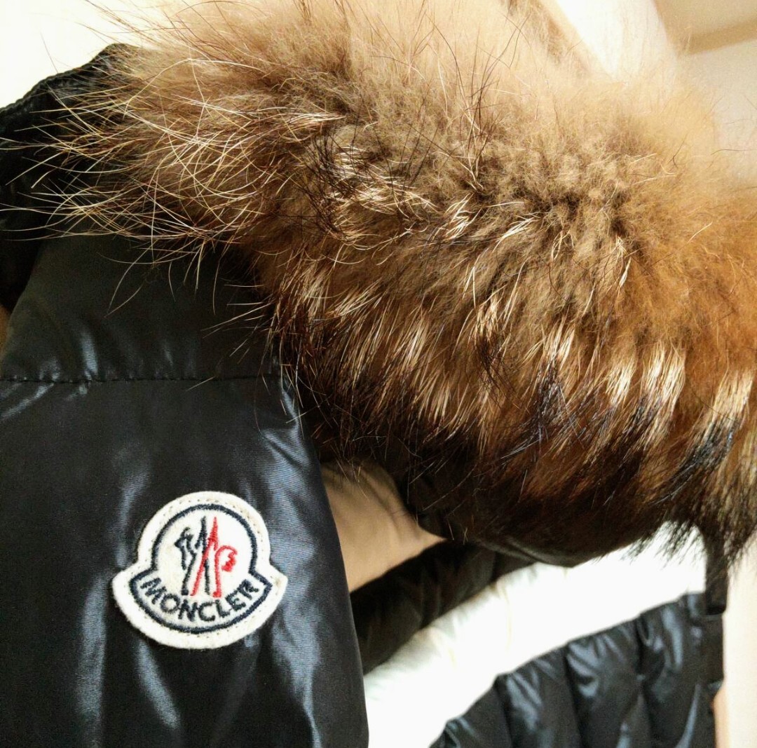 美品即決 モンクレール MONCLER リアルファー ダウンジャケットフード付き 12a/152cm ブラック黒xホワイト白 送料無料_画像3