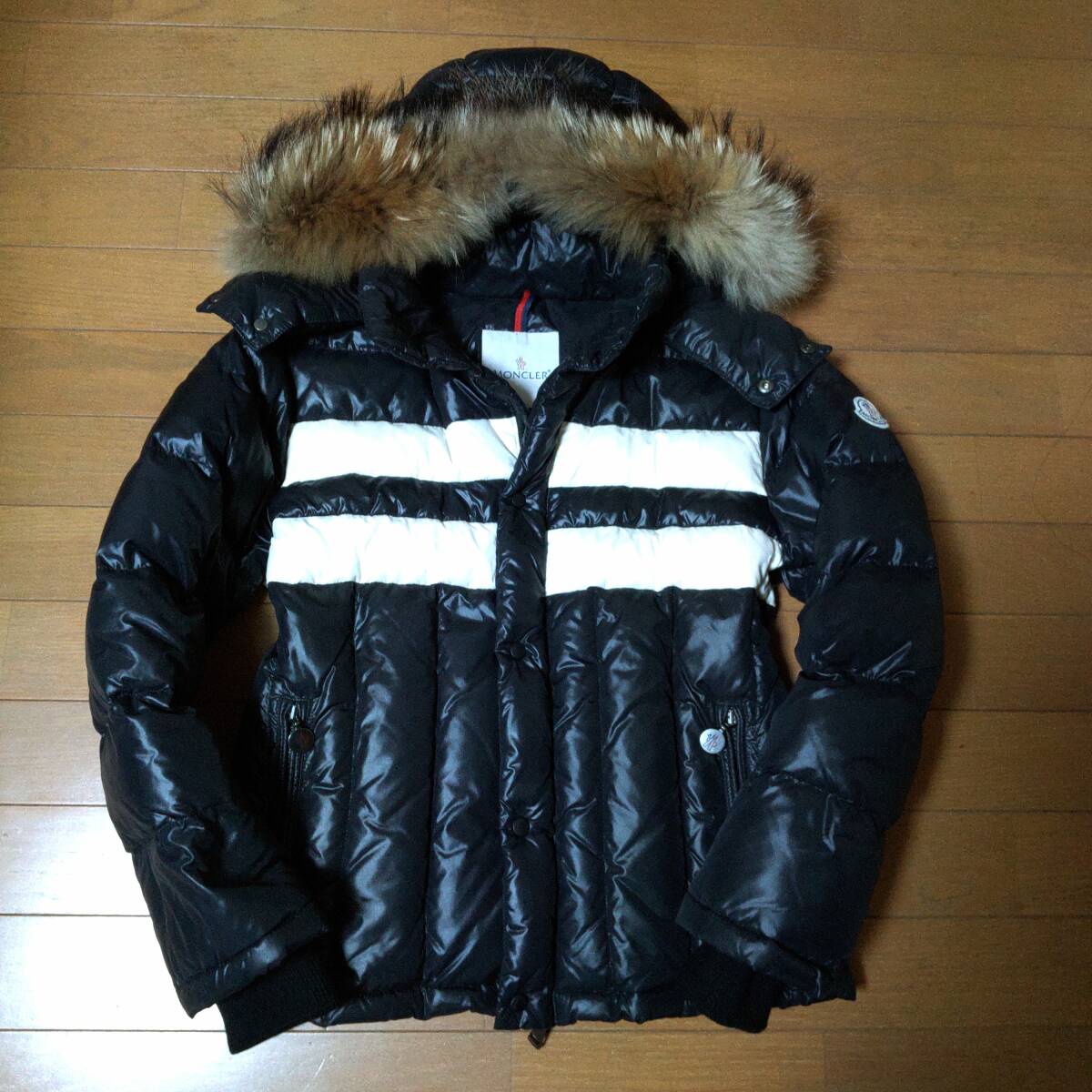 美品即決 モンクレール MONCLER リアルファー ダウンジャケットフード付き 12a/152cm ブラック黒xホワイト白 送料無料_画像1