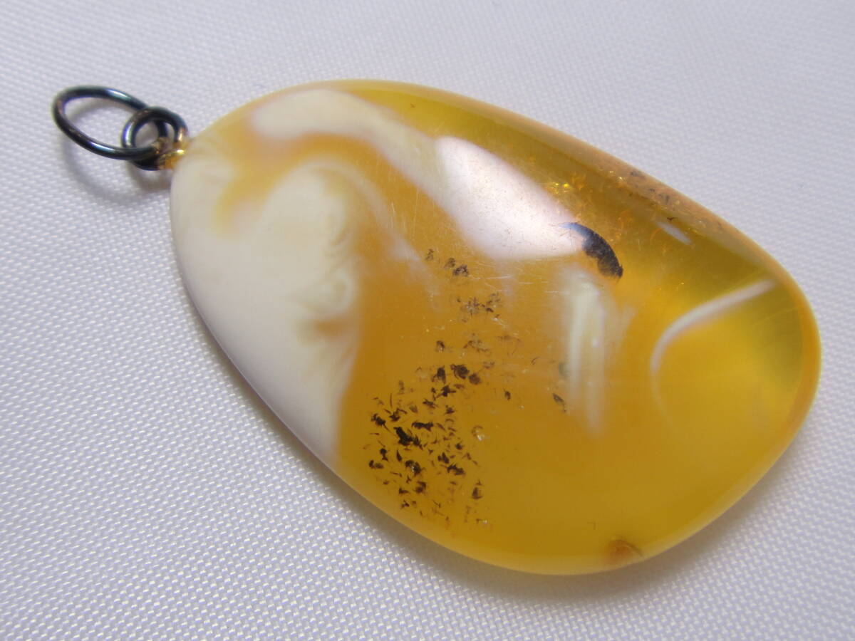 本琥珀　本コハク　ロイヤルアンバー　ネックレストップ　チャーム　良い色合い　レトロ　ヴィンテージ　D728_画像1