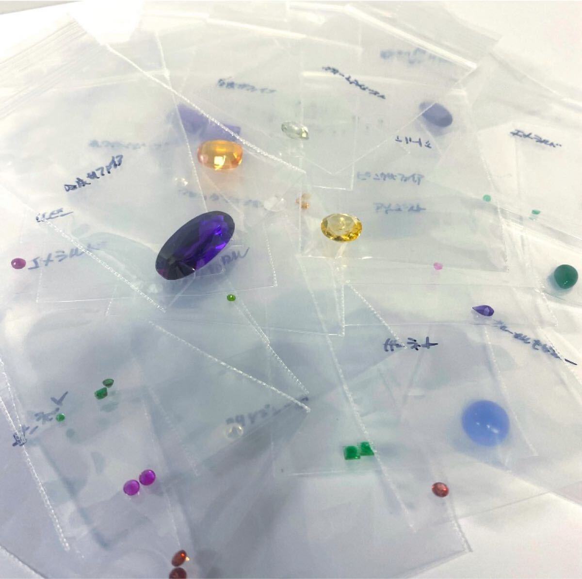 5 大量セット　25袋　エメラルド/シトリン/ルビー/グリーンアメジスト他種類不明有り　まとめ売り　 天然石色石 裸石 宝石 人工石外し石_画像2