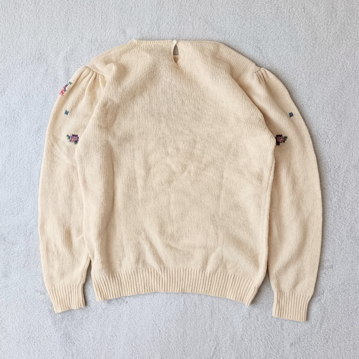 ハンドエンブロイダリー 花柄刺繍 ウールセーター アメリカ古着 クロスステッチ ニット ヴィンテージ 古着 レトロ ガーリー パフスリーブ_画像2