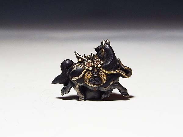 [ персик ] меч принадлежности : золотой . медь металлы серебряный красный медь .. слива отрицательный . лошадь одна сторона глаз .