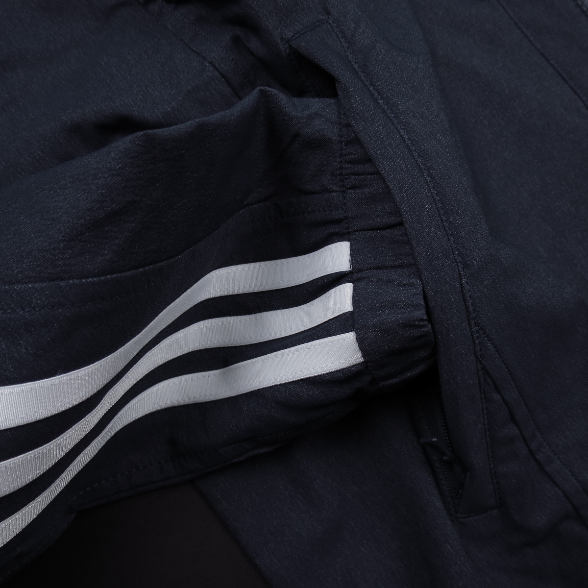 新品 ■ アディダス adidas スリーストライプス デニムライク ウーブンクロスジャケット ウインドブレーカーF22/389紺/【L】定価9350円_画像4