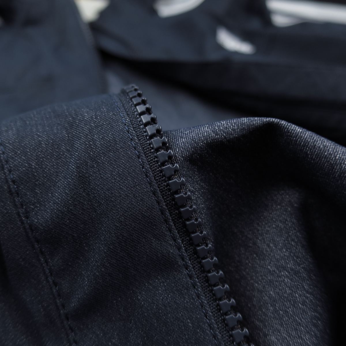 新品 ■ アディダス adidas スリーストライプス デニムライク ウーブンクロスジャケット ウインドブレーカーF22/389紺/【L】定価9350円_画像9