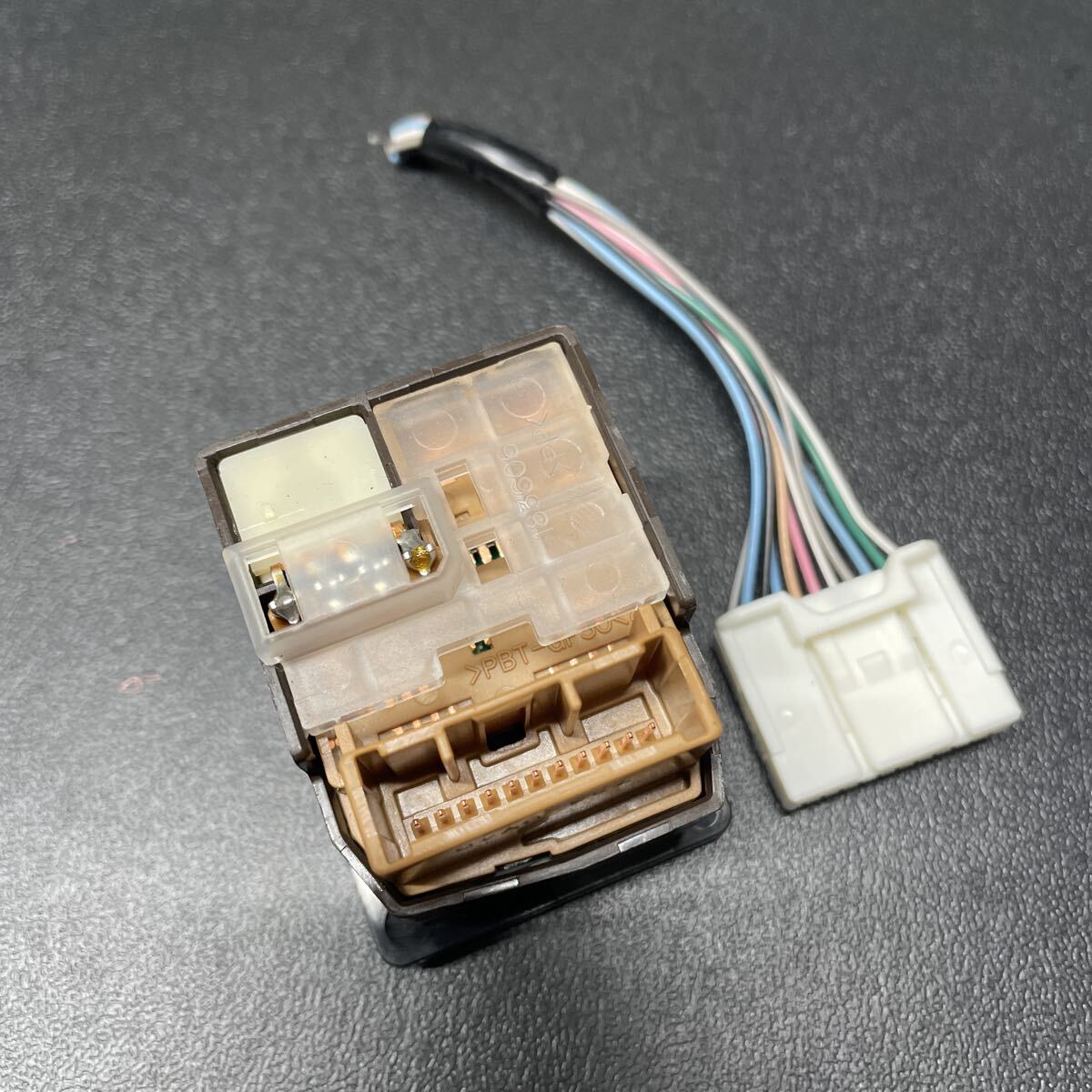 送料無料! トヨタ ドアミラー 文字点灯タイプ(オレンジ色) スイッチ ハイエース エスティマ プリウス 作動良好品 美品_画像2