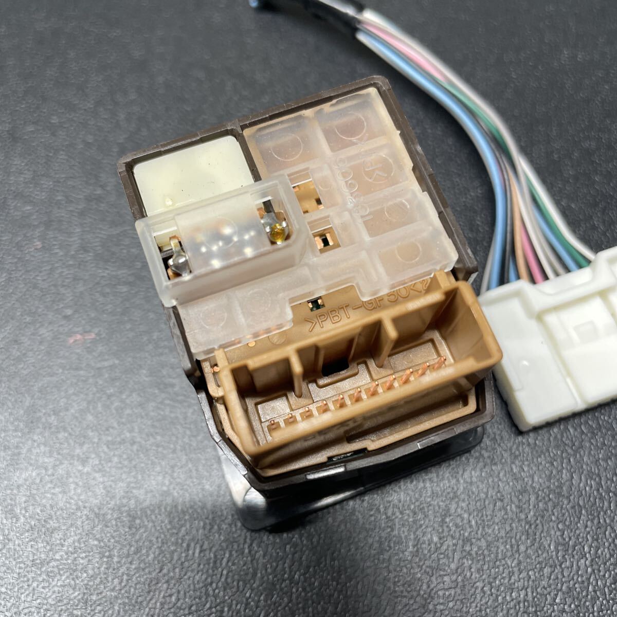 送料無料! トヨタ ドアミラー 文字点灯タイプ(オレンジ色) スイッチ ハイエース エスティマ プリウス 作動良好品 美品_画像3