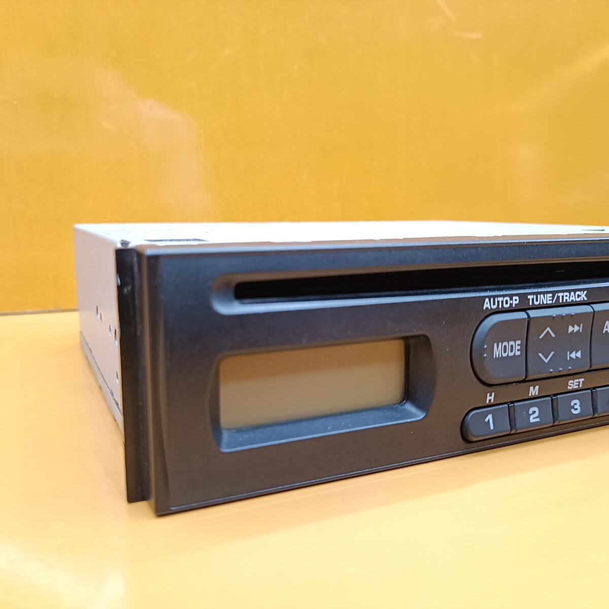 【TOM】 ダイハツ ハイゼット 純正 CD プレーヤー デッキ チューナー 動作OK 180mm 1DIN S321V S331V 86180-B5010 トヨタ系電源カプラー_画像2