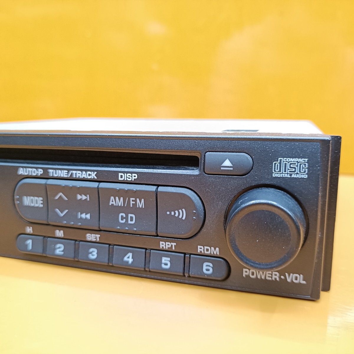 【TOM】 ダイハツ ハイゼット 純正 CD プレーヤー デッキ チューナー 動作OK 180mm 1DIN S321V S331V 86180-B5010 トヨタ系電源カプラー_画像3