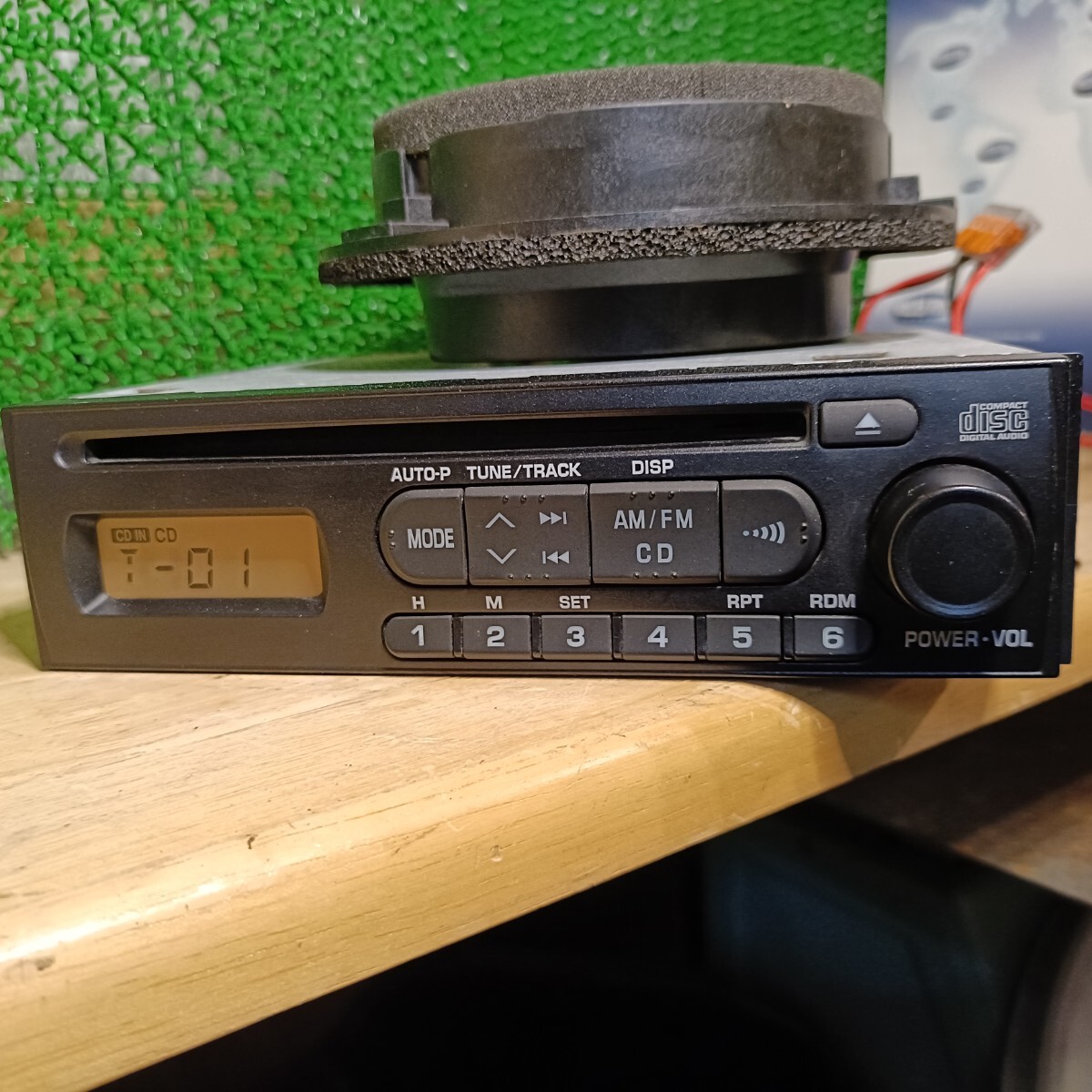 【TOM】 ダイハツ ハイゼット 純正 CD プレーヤー デッキ チューナー 動作OK 180mm 1DIN S321V S331V 86180-B5010 トヨタ系電源カプラー_画像8