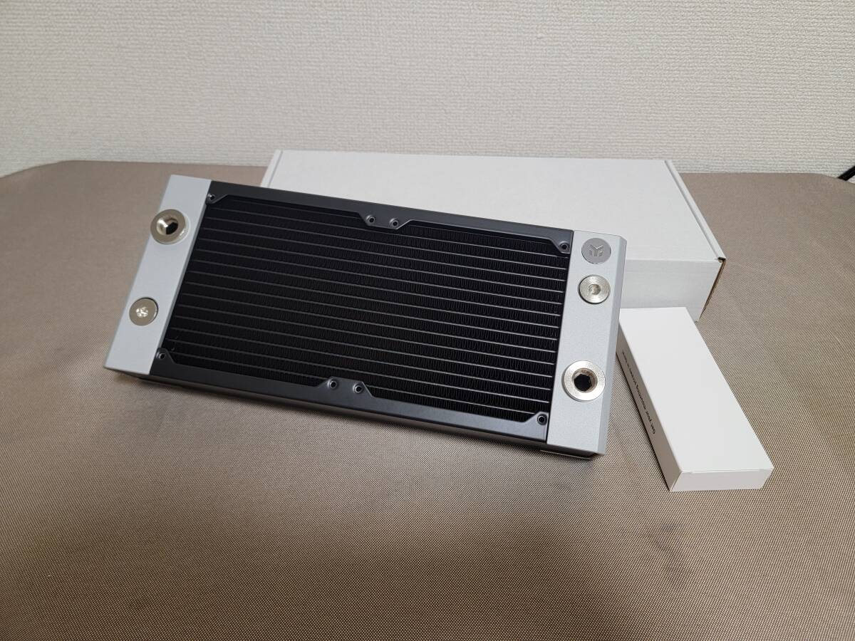 EK WaterBlocks EK-Quantum Surface P240M X-Flow 自作水冷用 ラジエーター 未使用品 動作OK_画像1