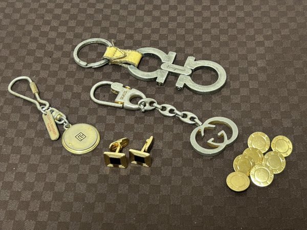 ブランド小物　まとめて　GUCCI　グッチ　GIVENCHY　ジバンシイ　フェラガモ　等　キーリング　キーホルダー　ボタン　カフス　等_画像1