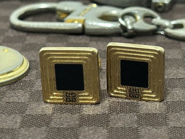 ブランド小物　まとめて　GUCCI　グッチ　GIVENCHY　ジバンシイ　フェラガモ　等　キーリング　キーホルダー　ボタン　カフス　等_画像2