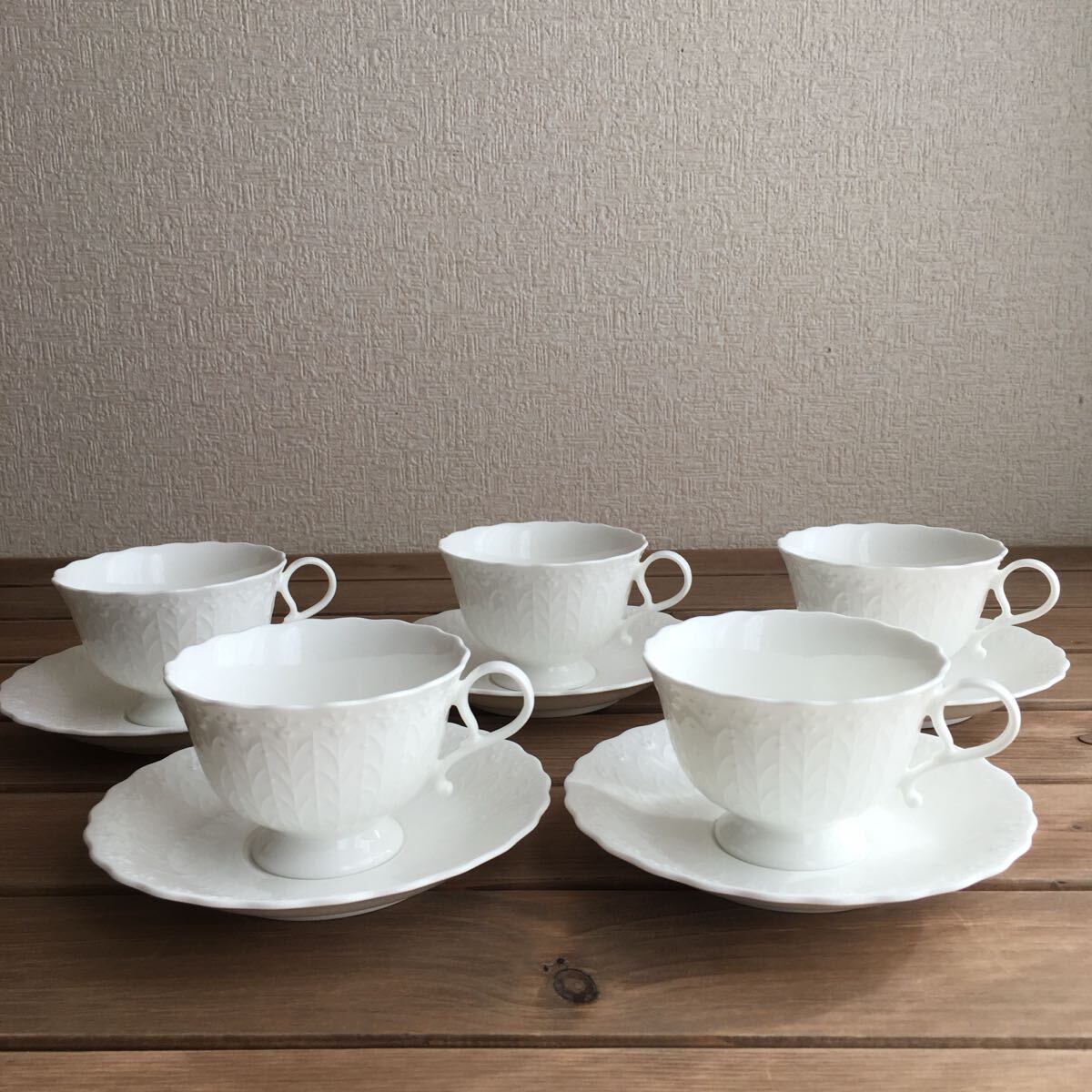 ナルミMARUMIシルキーホワイト小花レリーフ ティーコーヒー碗皿5客セット未使用品◆送料込み◆即配送◆_画像1
