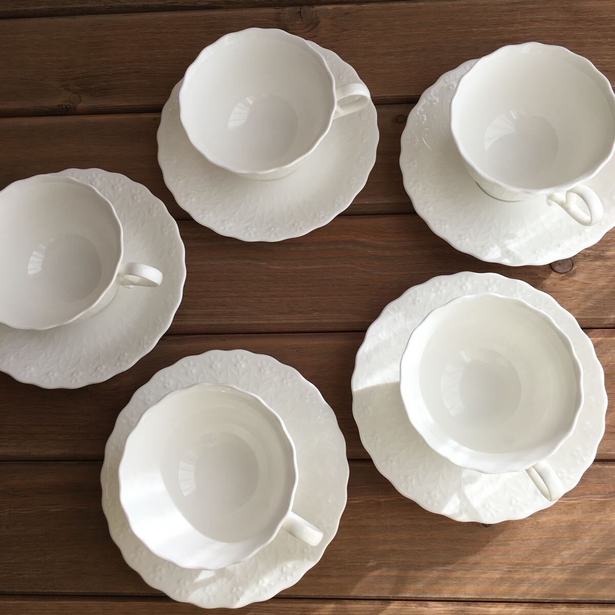 ナルミMARUMIシルキーホワイト小花レリーフ ティーコーヒー碗皿5客セット未使用品◆送料込み◆即配送◆_画像2