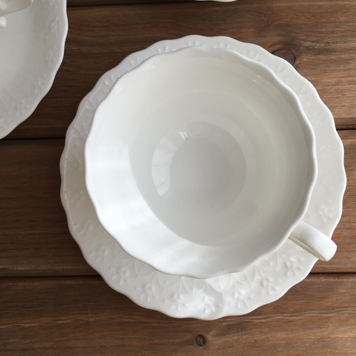 ナルミMARUMIシルキーホワイト小花レリーフ ティーコーヒー碗皿5客セット未使用品◆送料込み◆即配送◆_画像4