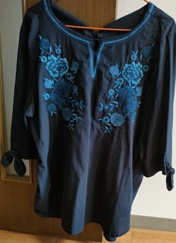 【夏物処分 タグ付き未着用】花柄刺繍の七分袖ブラウス 大きいサイズ ３Ｌ ネイビー_画像1