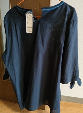 【夏物処分 タグ付き未着用】花柄刺繍の七分袖ブラウス 大きいサイズ ３Ｌ ネイビー_画像2