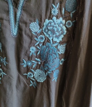 【夏物処分 タグ付き未着用】花柄刺繍の七分袖ブラウス 大きいサイズ ３Ｌ ネイビー_画像3