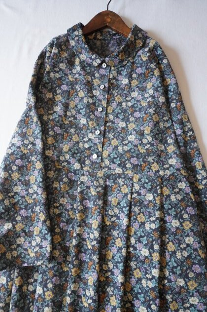 ハンドメイド♪cottonコーデュロイ♪濃いグレー色地にカラフル花柄♪襟付きOP♪_画像1