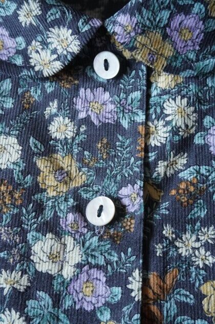 ハンドメイド♪cottonコーデュロイ♪濃いグレー色地にカラフル花柄♪襟付きOP♪_画像3