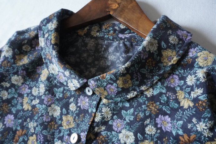 ハンドメイド♪cottonコーデュロイ♪濃いグレー色地にカラフル花柄♪襟付きOP♪_画像2