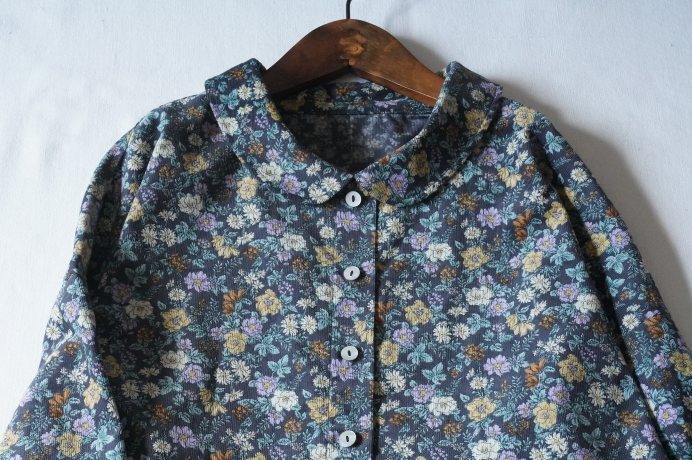 ハンドメイド♪cottonコーデュロイ♪濃いグレー色地にカラフル花柄♪襟付きOP♪_画像4