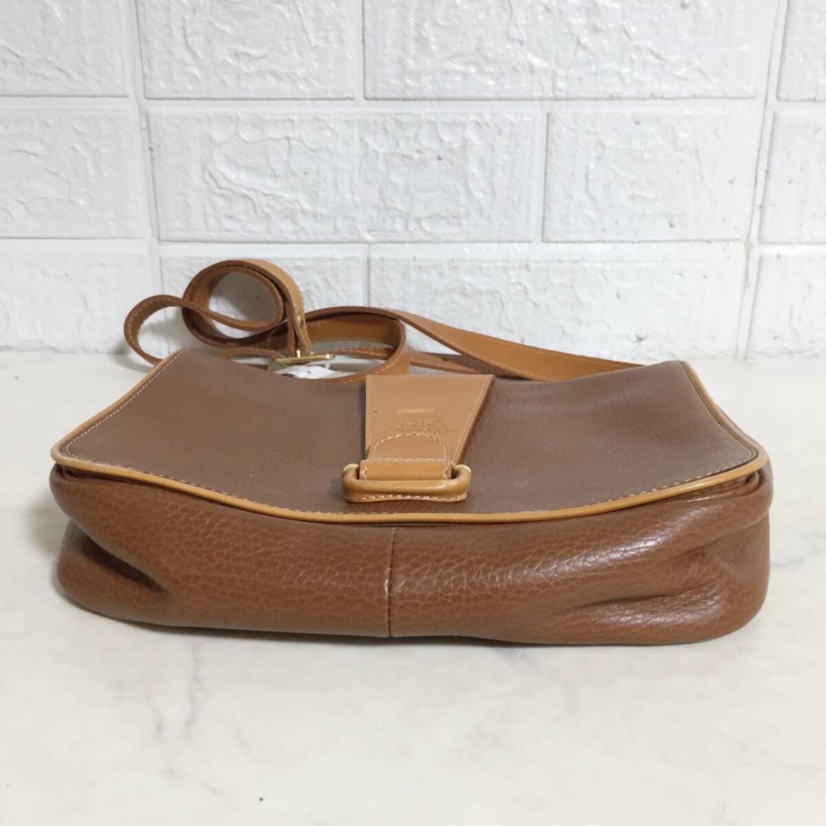 no34287 -G Courreges Courreges Франция производства кожа PVC наклонный .. сумка на плечо 